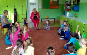 Pani Barbara Strzelecka - Członkini Rady Seniorów miasta Czeladzi czyta naszym przedszkolakom