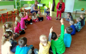 Pani Barbara Strzelecka - Członkini Rady Seniorów miasta Czeladzi czyta naszym przedszkolakom